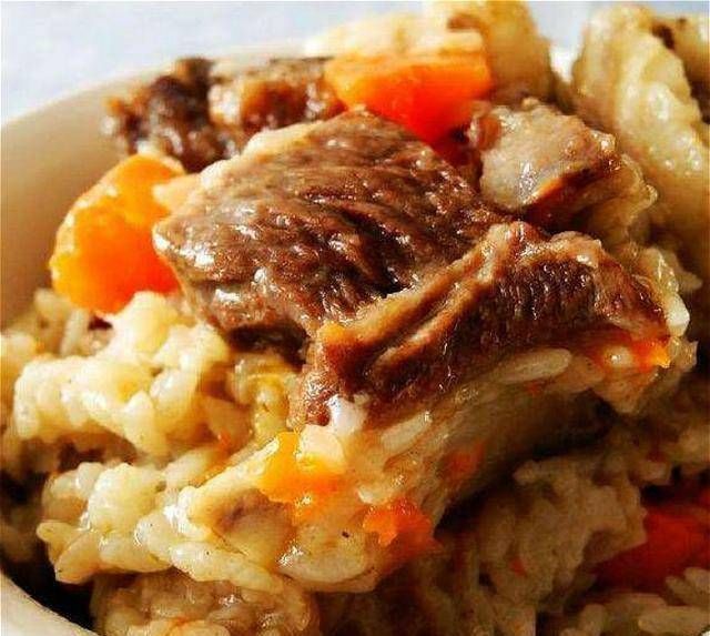 视为|抓饭油亮生辉,味香可口,被维吾尔族群众视为上等美餐