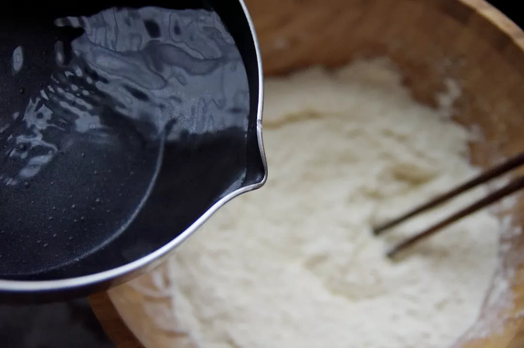 萝卜丝馅饼,一点肉都没放,吃起来确实格外香,刚上桌就被抢光光