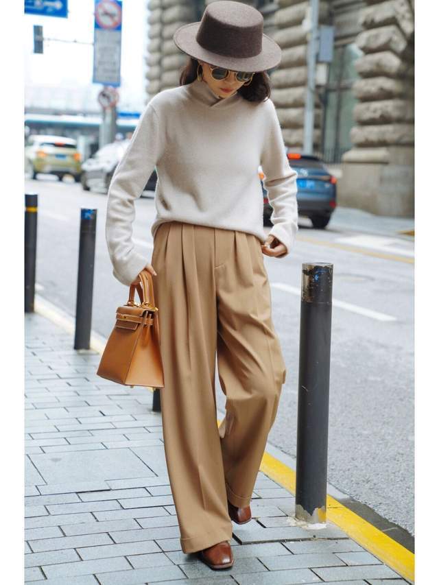 穿搭|女生博主的穿搭指南,毛衣搭配卡其色直筒裤高级洋气,简约优雅