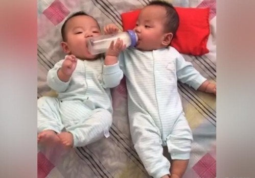 宝妈|双胞胎宝妈听见卧室有动静,进门一看,被两个孩子互帮互助感动