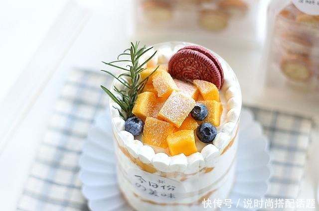 一款不用抹面的奶油蛋糕,非常适合新手学做,颜值和味道不输买的