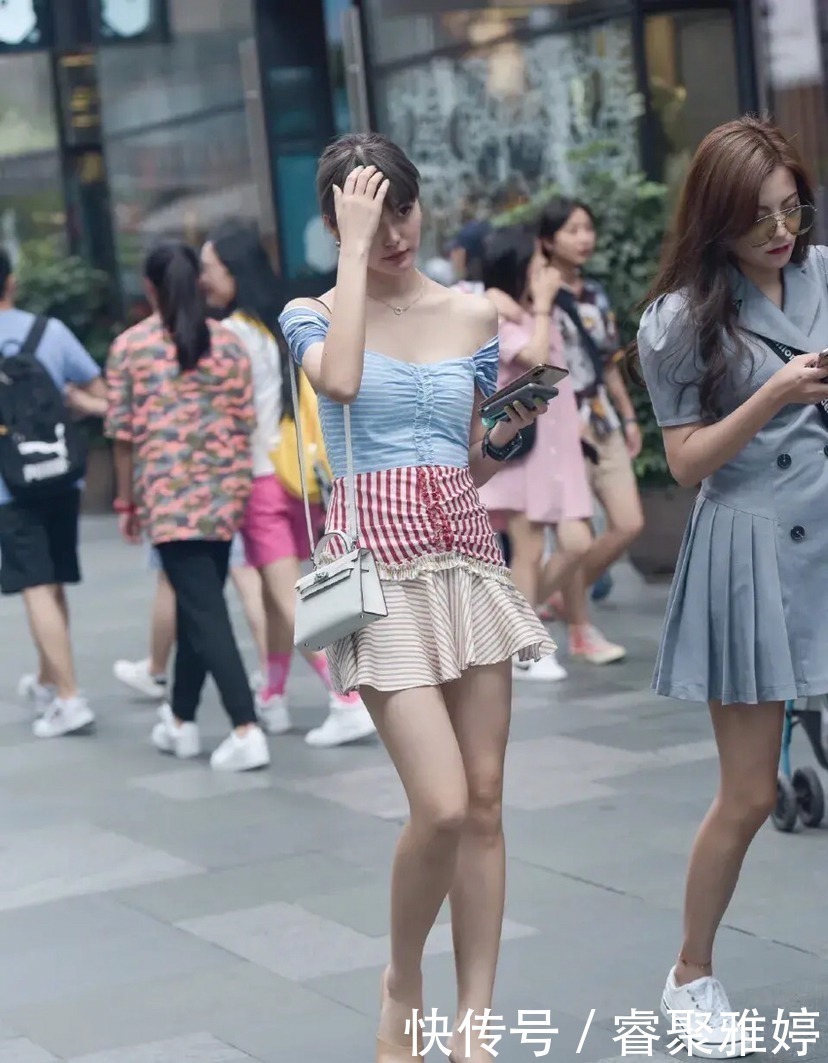 时尚高挑的拼接连衣裙美女,很有个性,尽显优