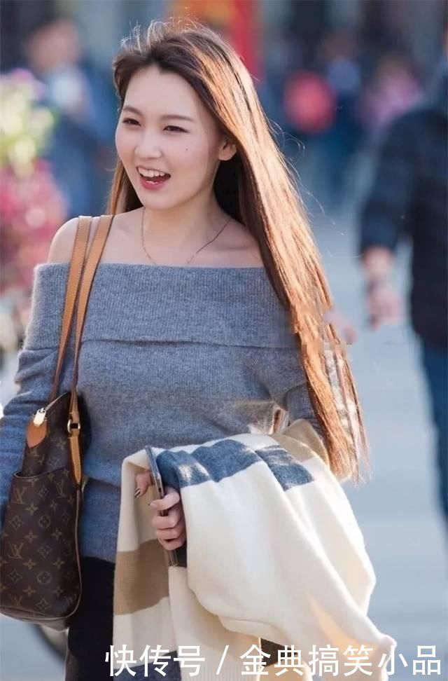 街拍|街拍美女：穿时尚露肩针织衫搭配黑色紧身牛仔裤小姐姐，知性优雅
