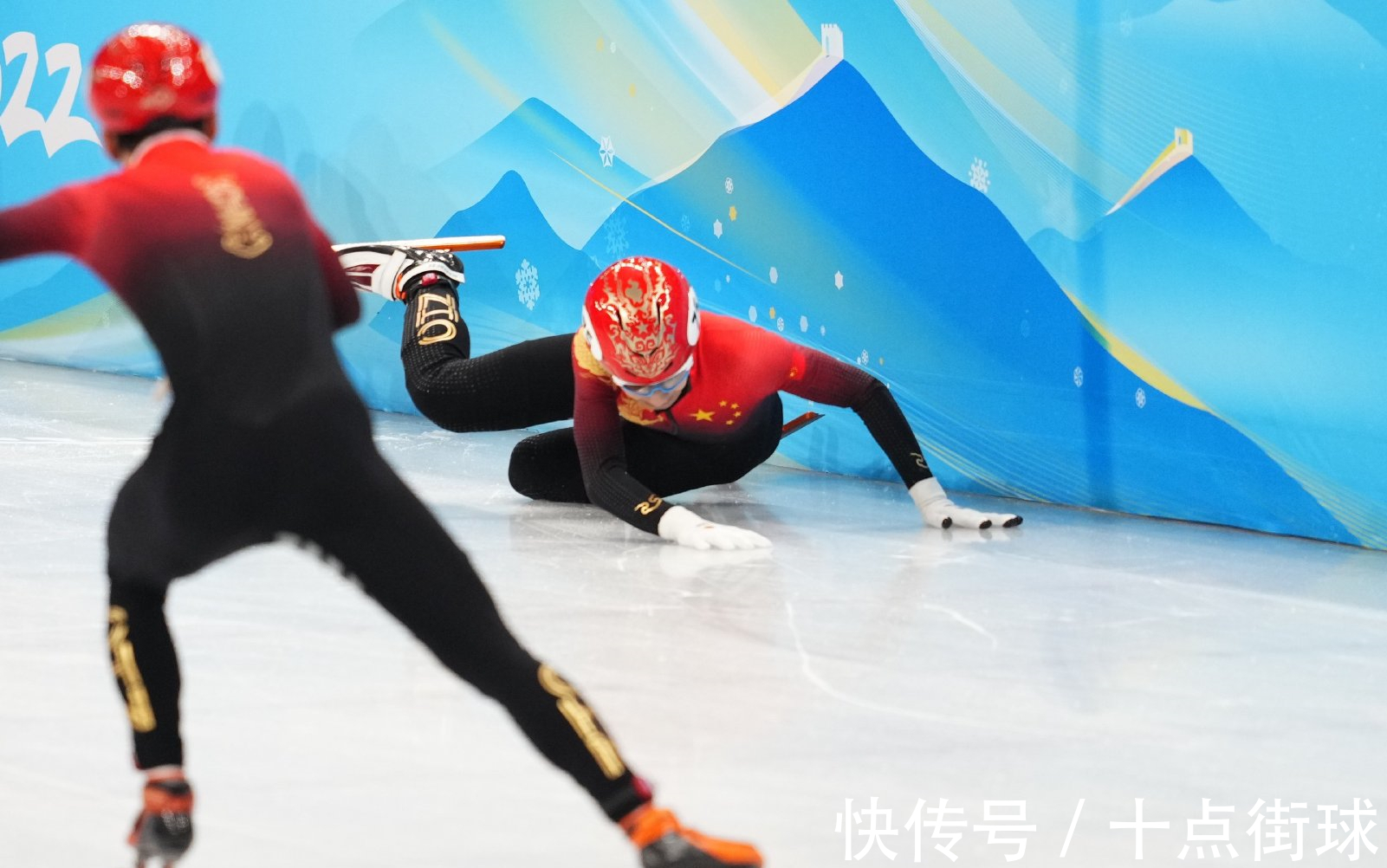 选手|加拿大选手擦拭领奖台并非是抗议,名记劝大家应该心胸开阔去看待