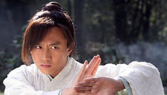 此人是东方不败祖先,剑术已达独孤求败级别,被一少年英雄击败