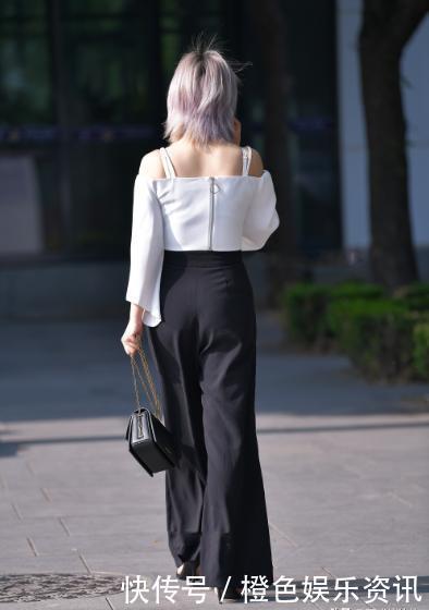 白色露肩吊带搭配黑色阔腿裤,简单大方,气场十足