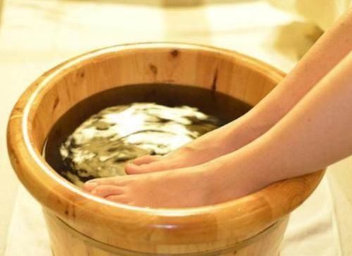 泡脚|湖南一名29岁女子,每天用艾叶水泡脚,半年后,有哪些改变?