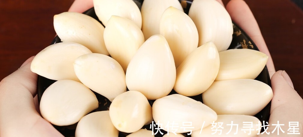 饭店|大蒜里倒入雪碧,原来饭店是如此腌糖蒜的,脆爽可口,好吃不腻!