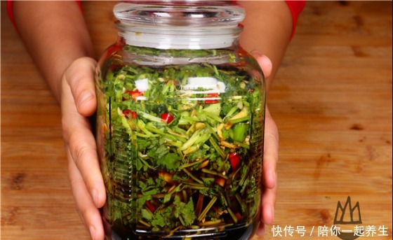 爱吃香菜|农村老奶奶教你香菜老一辈吃法,祖传秘方做一大罐子,家人超爱吃