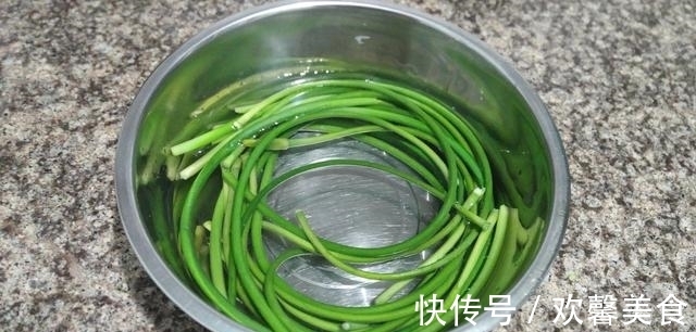 凉菜|凉菜只会拍黄瓜?教你这菜,撕成条就上桌,比黄瓜好吃,过瘾