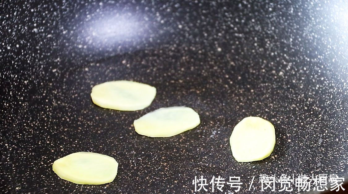 大虾不用水煮，撒点盐焖一下，比白灼虾更好吃，脆嫩Q弹