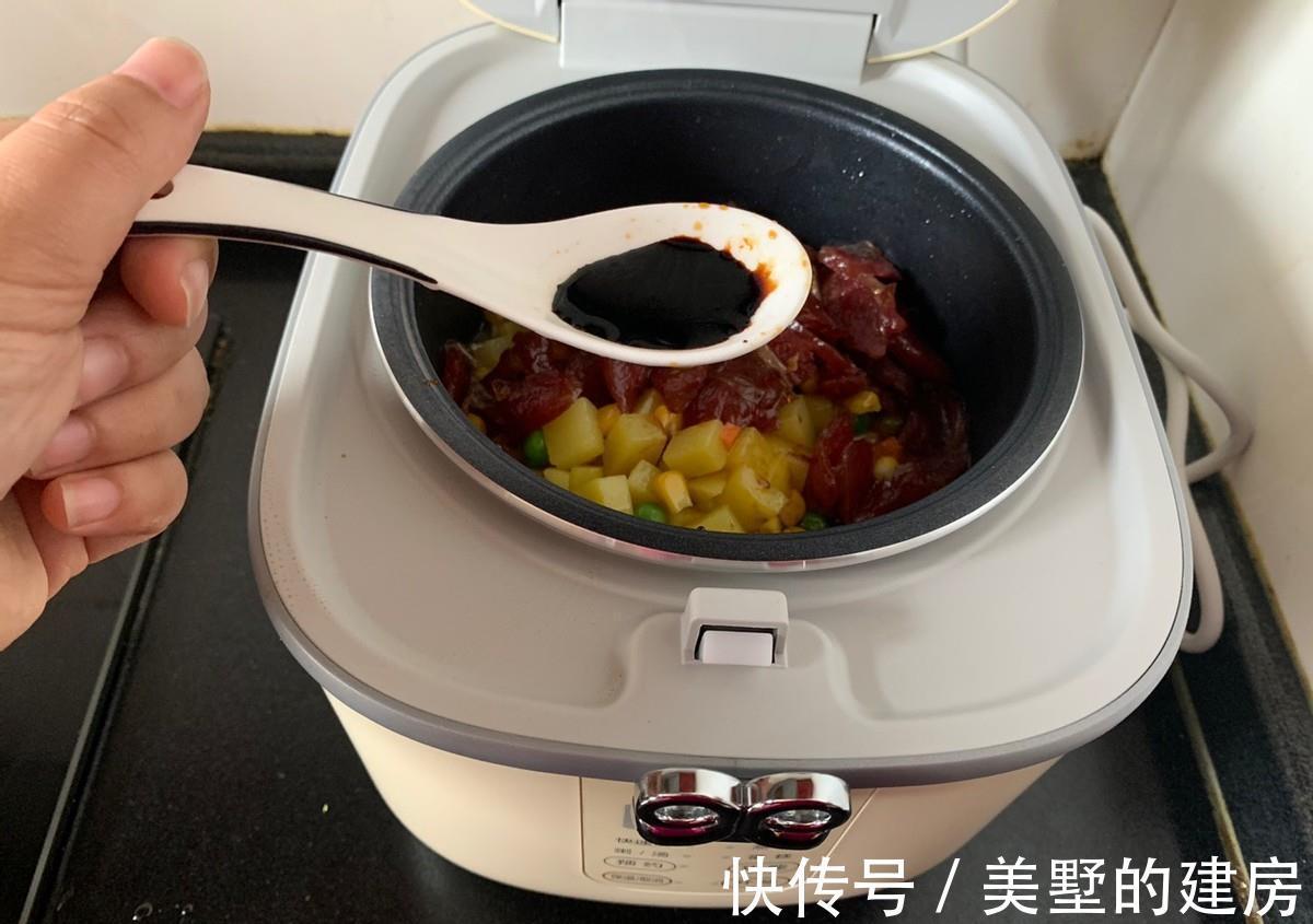 土豆|这是一道焖饭，腊肠搭配土豆，好吃还营养