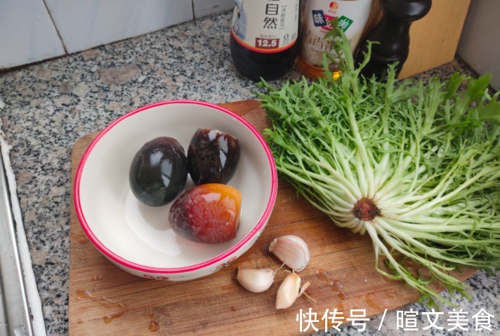 皮蛋|2元一斤的“天然下火菜”,夏天遇到要多吃,5分钟轻松搞定