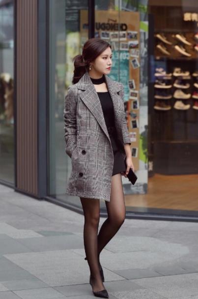 街拍美女丝袜搭配高跟鞋,看上去简约大方,时尚又时髦