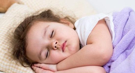 颈椎|睡枕头和不睡的孩子长大后有何区别?有几点很明显,父母要注意