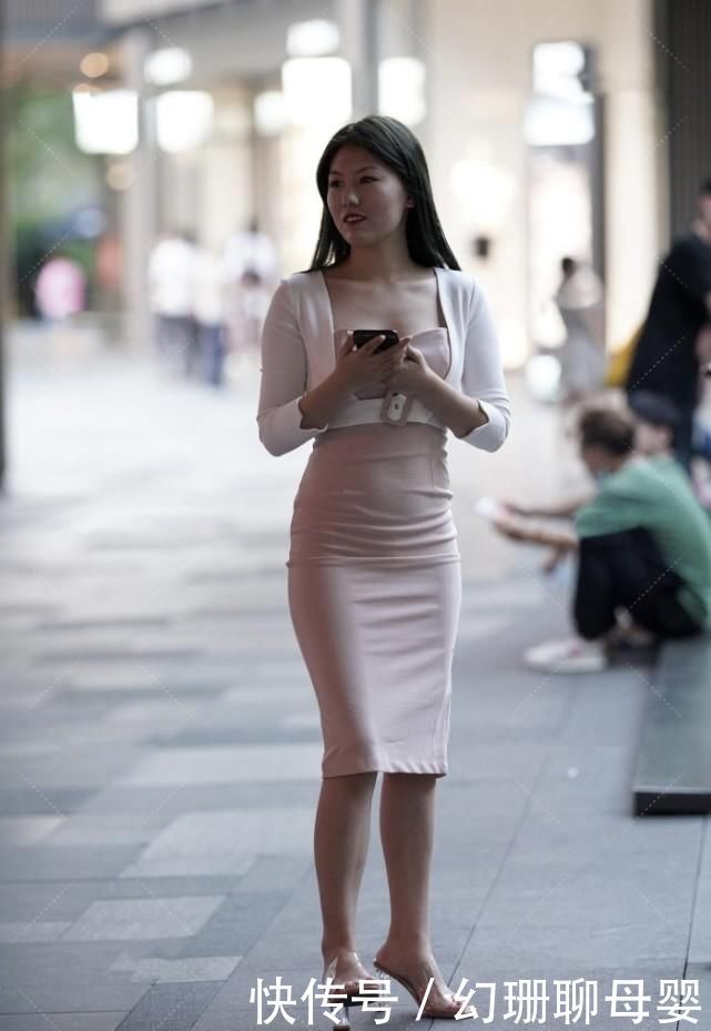 气质|粉色裹身裙搭配白色外套干净又减龄，30岁少妇穿出20岁的“清纯”气质