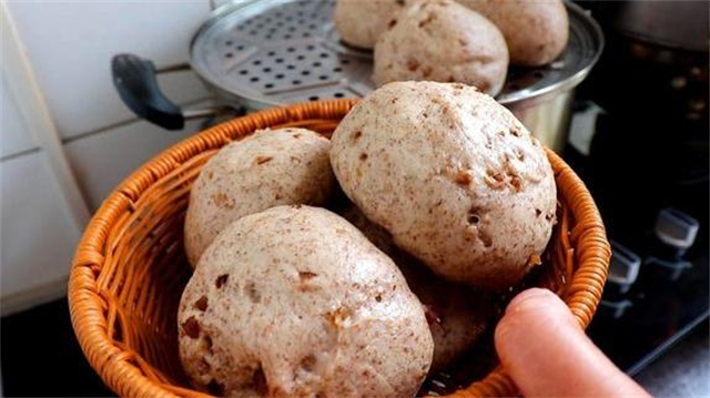 红枣懒人大馒头的制作方法，又香又甜又好吃，方法超简单