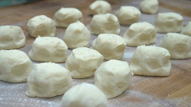 酵母粉发面做包子太慢教你一招,20分钟就能发满盆,快速省事