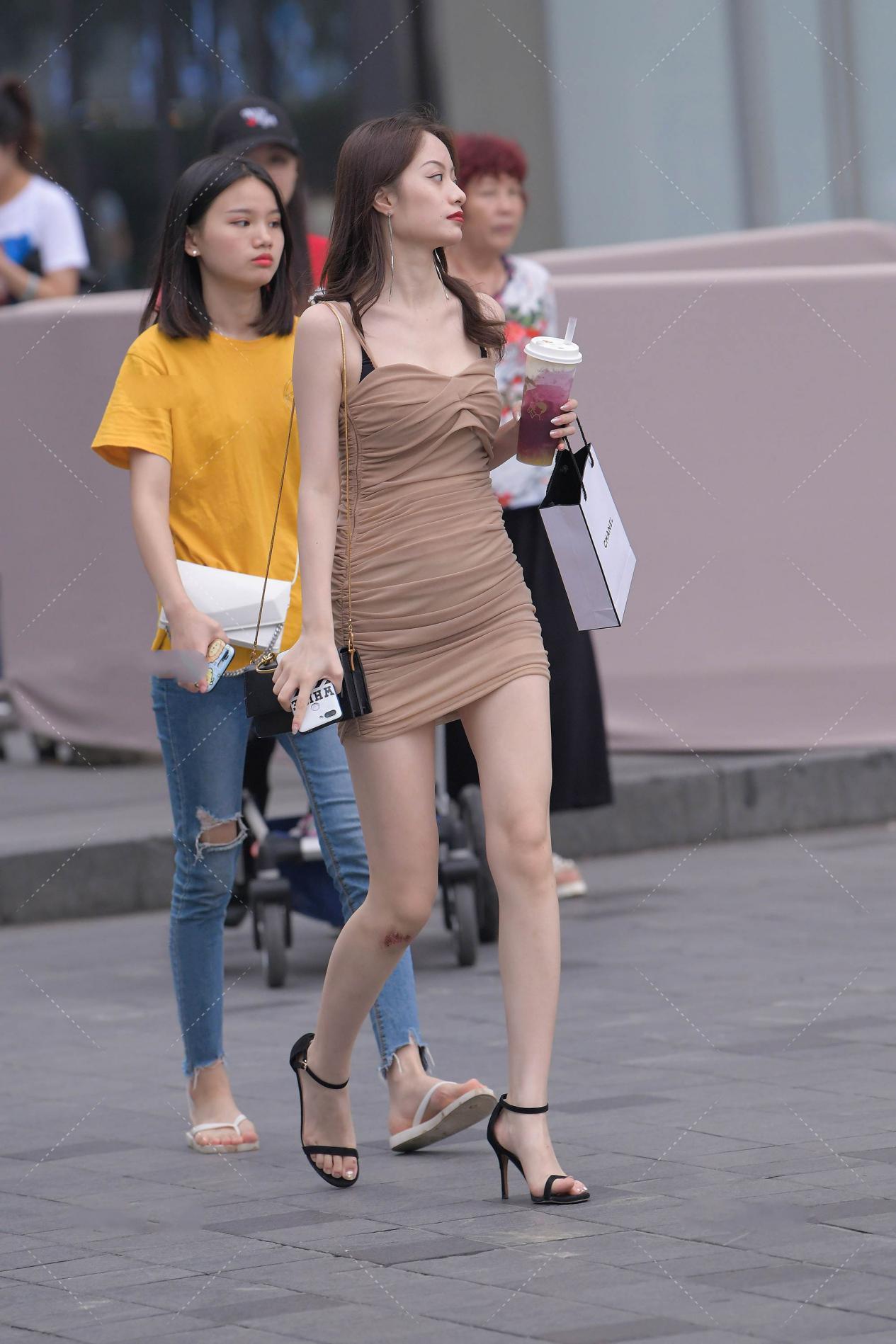 高跟鞋|网纱材质的裙子不只有公主裙, 也能设计出很有气质的裙子