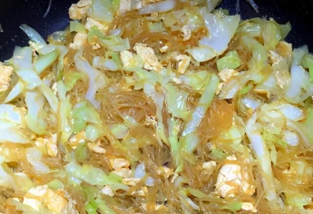 炒鸡蛋|大寒过后,要多吃包菜,叶酸含量高,炒一炒清爽可口,低脂健康