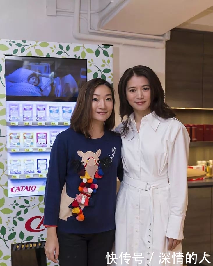 制胜|梁咏仪42岁都遮不住女神气质,波浪头+小西装简约制胜,太优雅