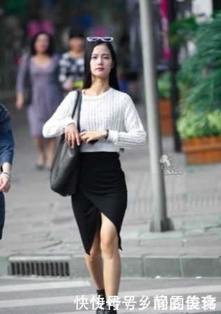 街拍:美女的搭配简约潮流,清爽又个性!