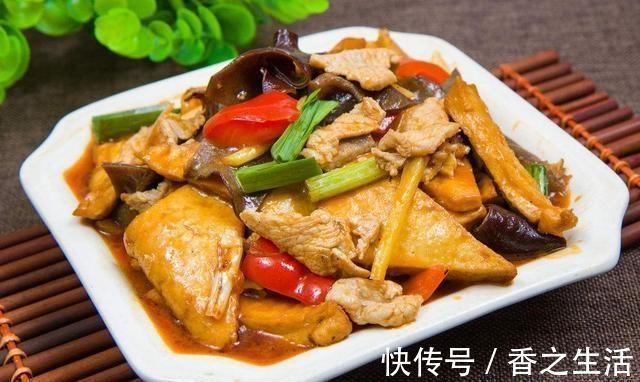 水淀粉|炒家常豆腐时,牢记两个妙招,豆腐咸辣甜香,吃一口还想再吃