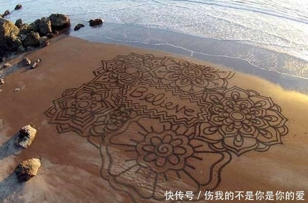 沙滩上|他拿耙子在沙滩挖着什么,当人们走过去全拍手称赞