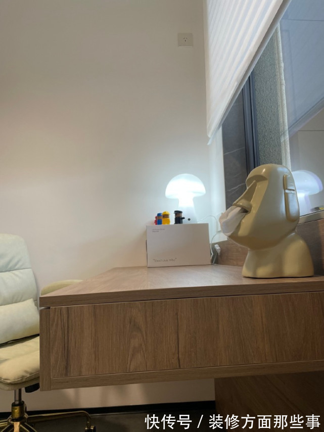 爱格|115平现代简约风,灰色影视墙是格栅和木饰面的结合