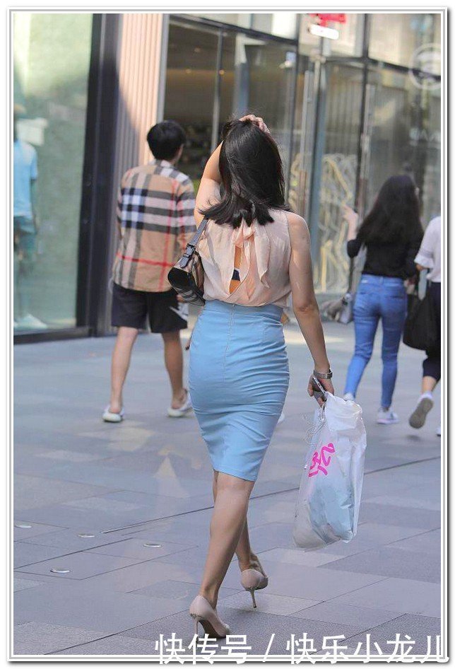 大波浪紧身裙小姐姐,又美又飒的搭配,活出了自己最美的样子