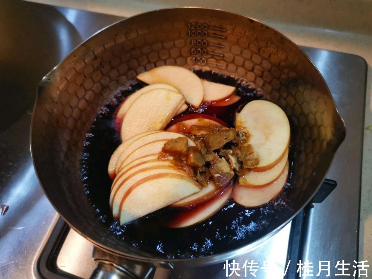 泡打粉|红酒煮苹果，做道好看又好吃的甜品，一个烤箱就搞定