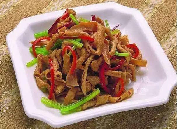 美食推荐：香辣肉丝，茄汁鸡翅，芹菜炒鸭肠，黄豆炖猪蹄儿的做法