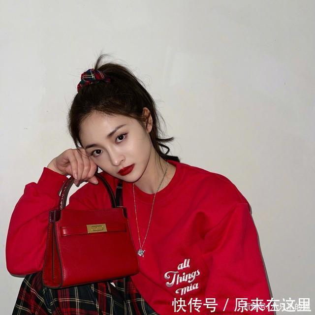 周潔瓊解鎖新時尚,穿背帶褲只背一邊肩帶,別說還挺個性