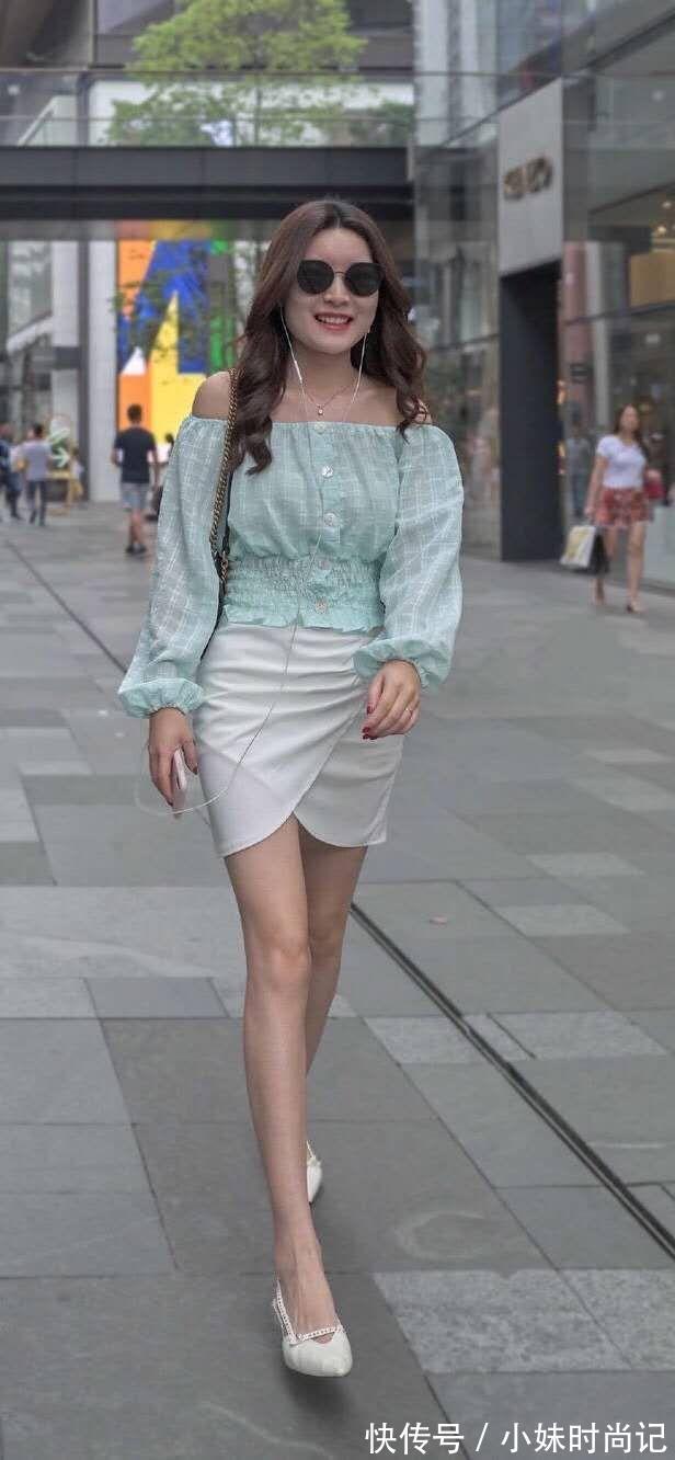 严肃感|雾霾蓝与清纯白相碰撞,小姐姐俏皮又性感,这样穿灵气感十足