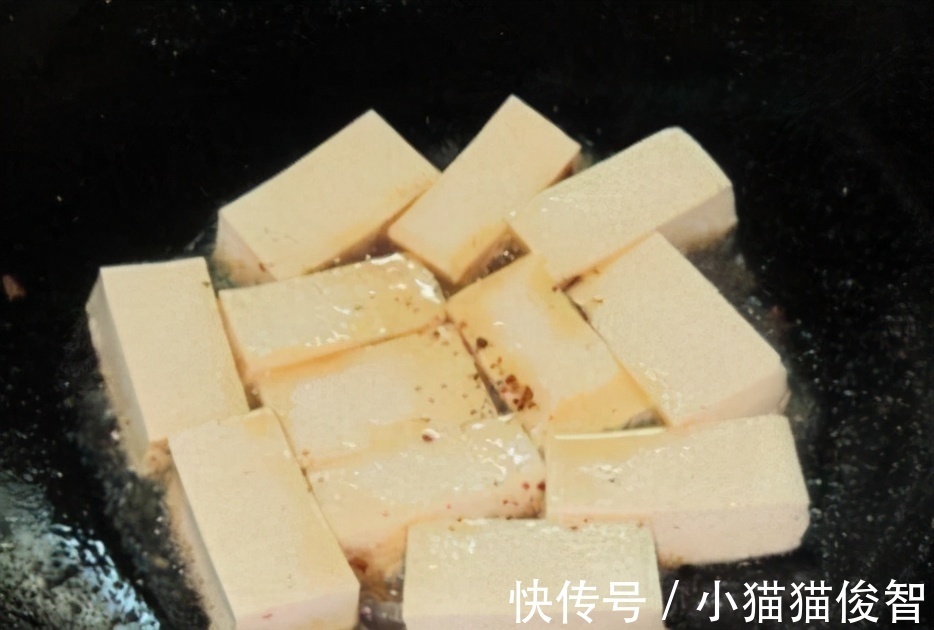 煎豆腐时,不要直接下油锅,多加这一步,豆腐不碎不粘锅