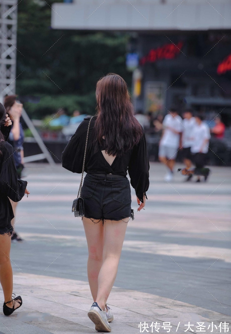 色彩|美女街拍:这样的美女还需要化妆嘛?越看越漂亮,好想带她回老家长长脸