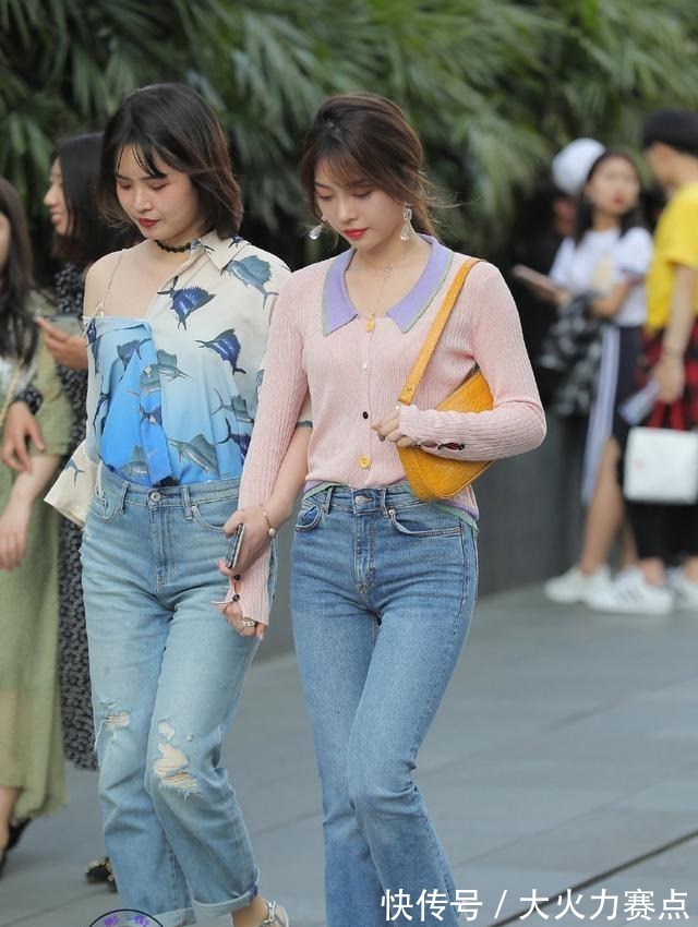 搭配 打底裤显优雅，充满了休闲的气息，极具气质！