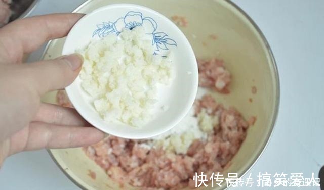 炸牛肉丸子时,切记“3用2不用”,丸子酥香松软,久放不变硬