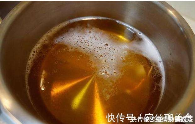 花盆土太硬?1种“松土水”,浇3回就“松软”,省得换盆了!