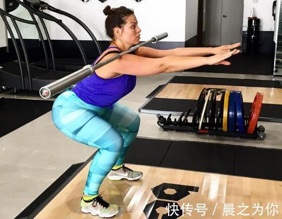 健身|190斤大码模特爱健身，紧身皮裤外出，彰显玲珑曲线