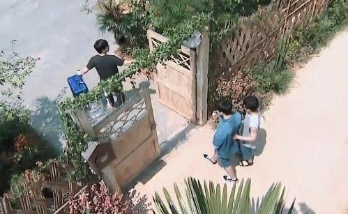 向往迎来大牌明星,何炅亲自出门迎接,黄磊做菜凭他的口味