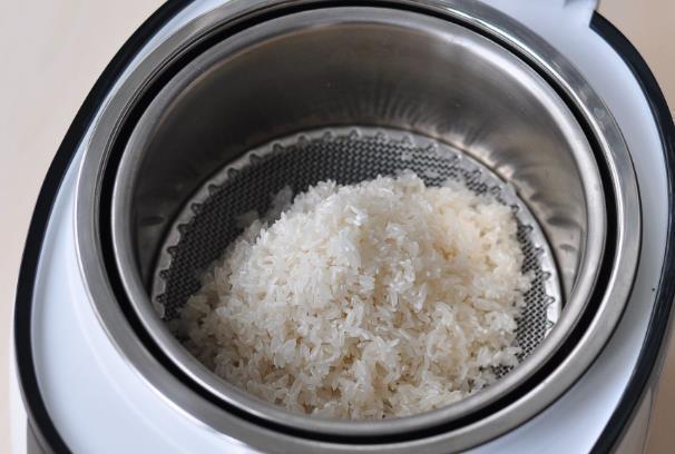 焖米饭时，直接加水是大错特错牢记3点，米饭更香软，粒粒分明