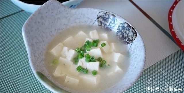 鱼头|煮鱼汤时,直接加水炖大错特错,牢记2个诀窍,鱼汤奶白色没腥味