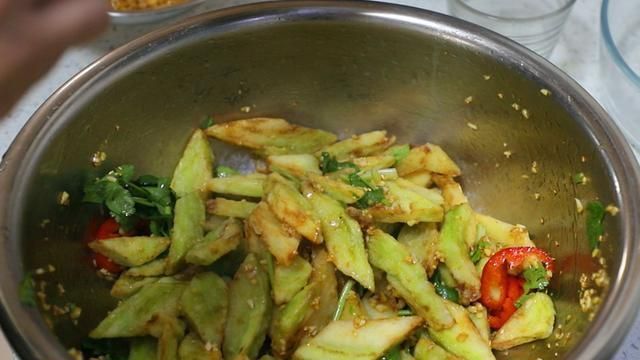 吃了20多年茄子,还是这种做法最好吃,油炸后蒜一拌,味道太好了