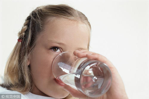 人老了以后，是多喝水好还是少喝水好？可能很多人并不清楚