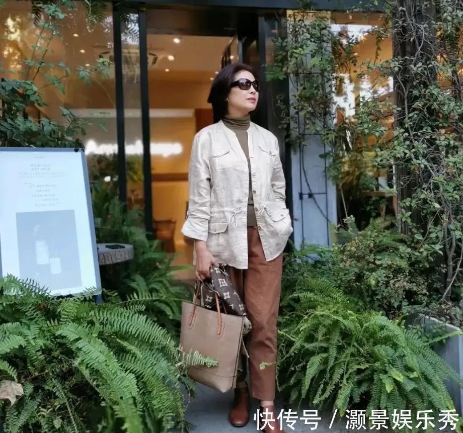 驼色 这才是50、60岁女人该有的穿搭,不装嫩也不老气,优雅而高级