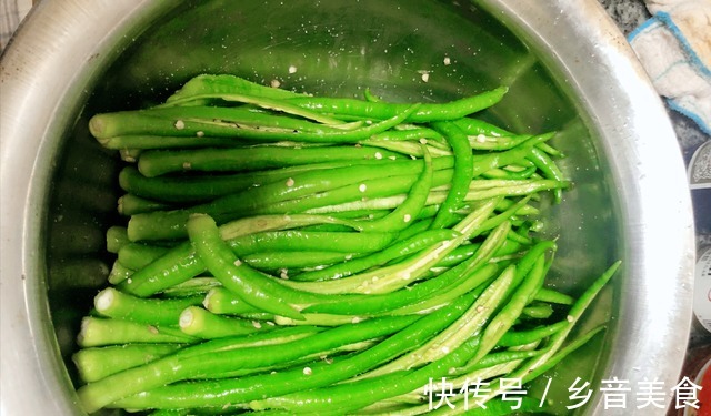 奶奶做了十几年的腌辣椒，步骤简单，香辣爽脆开胃，吃一次就上瘾！