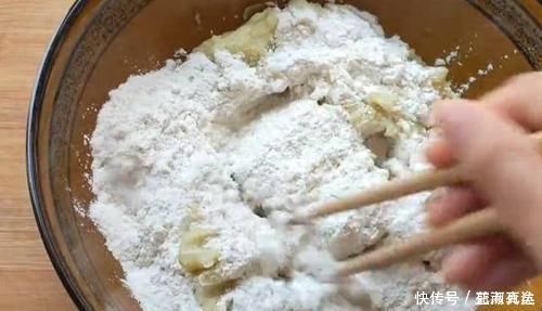 一个土豆,一碗面,简单一做,咬一口嘎嘣脆,做一次能吃半月不坏