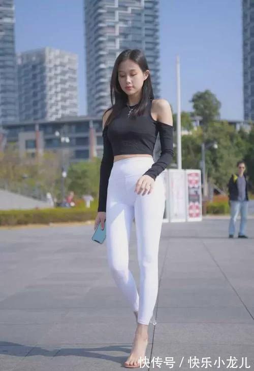 小姐姐 小姐姐大长腿穿白色瑜伽裤,时尚中透着时尚的气息