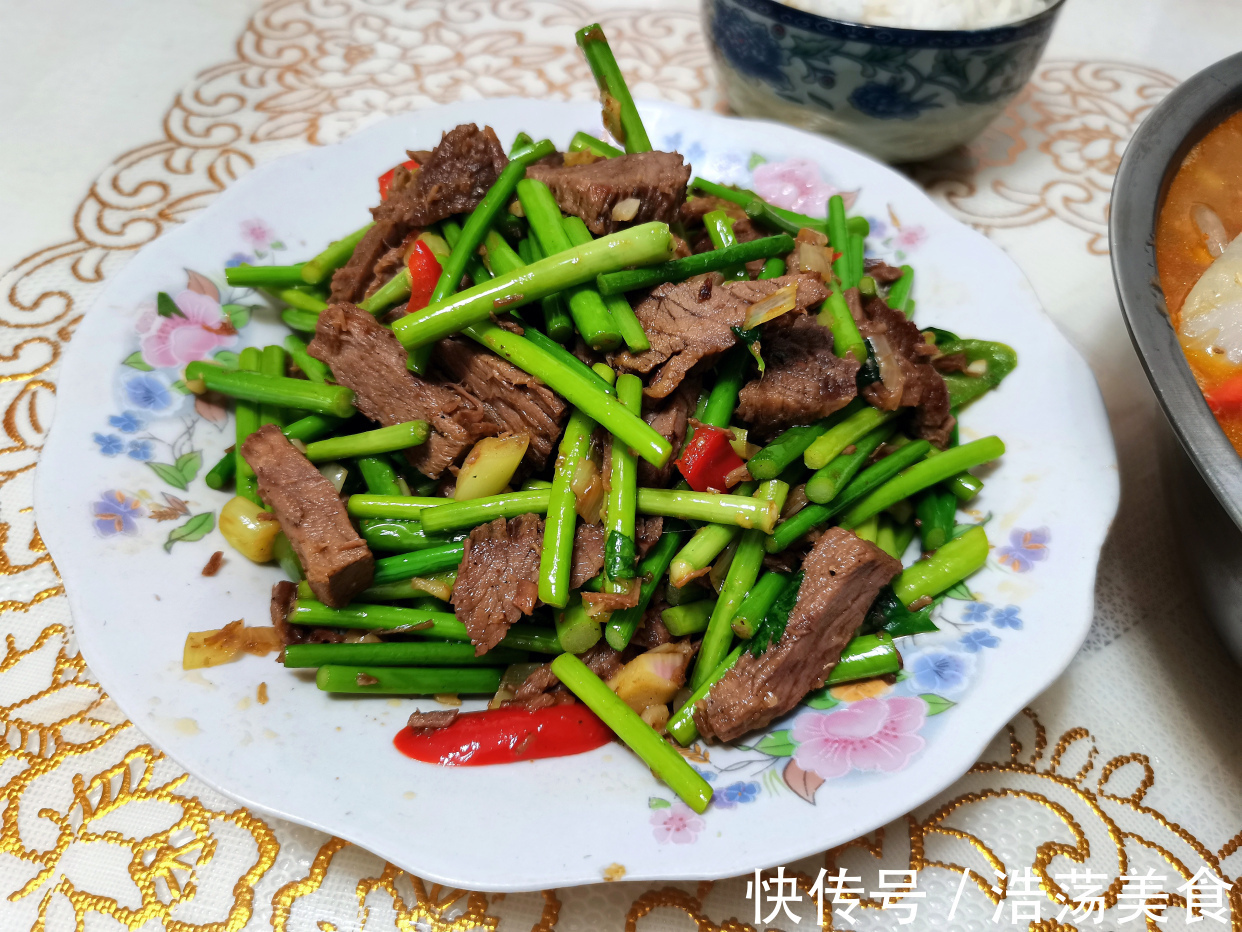 吃肉|大锅炖肉大盆上肉，手抓着排骨大口吃肉，这吃法解馋